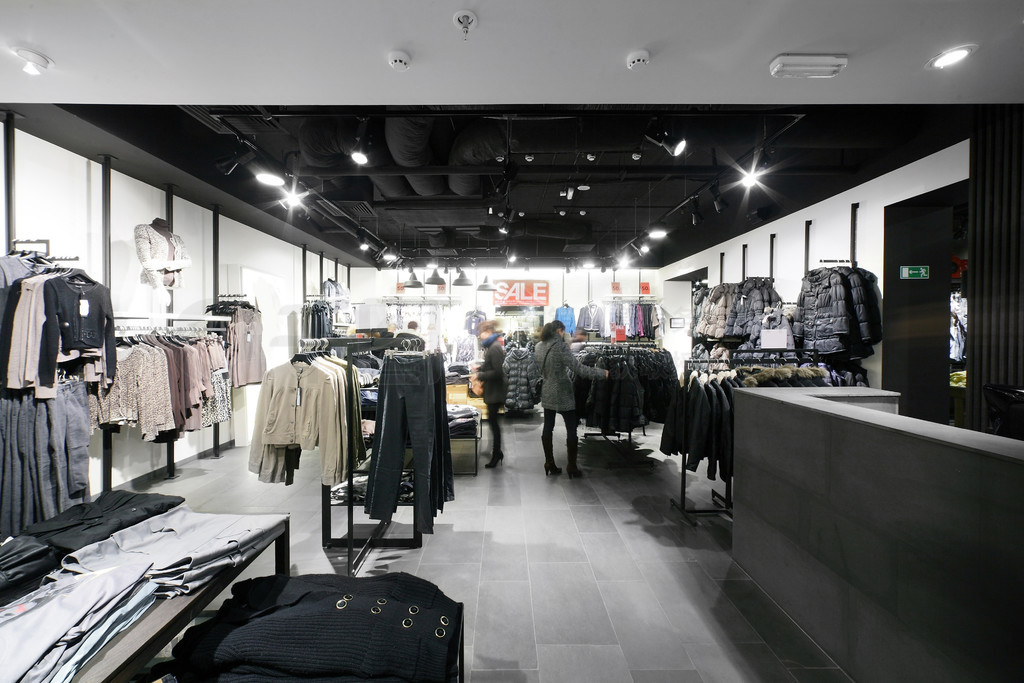 探访欧洲复古服装店 在时间褶皱里寻找独特的精致感